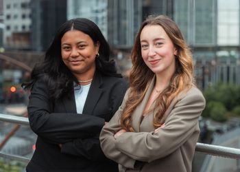 Deux jeunes femmes étudiantes en tenue professionnelle face à la camera