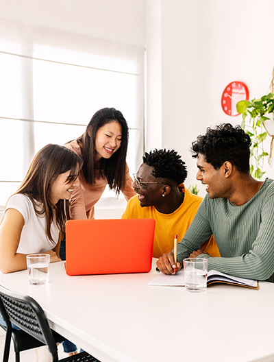 étudiants travaillent ESGRH