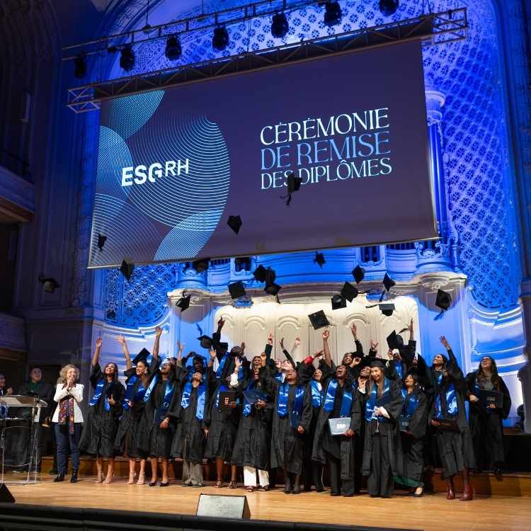 Etudiants sur la scène pour la remise des diplômes de l'ESGRH